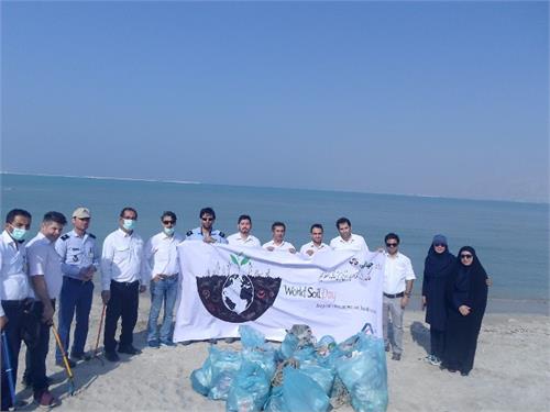 پاکسازی سواحل خلیج فارس به همت کارکنان پالایشگاه چهارم مجتمع گاز پارس جنوبی